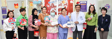 จัดกิจกรรมมอบของที่ระลึกเนื่องในเทศกาลคริสต์มาสให้กับพยาบาลและเจ้าหน้าที่