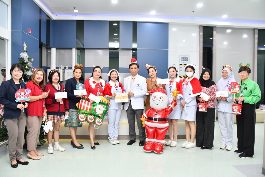 จัดกิจกรรมมอบของที่ระลึกเนื่องในเทศกาลคริสต์มาสให้กับพยาบาลและเจ้าหน้าที่