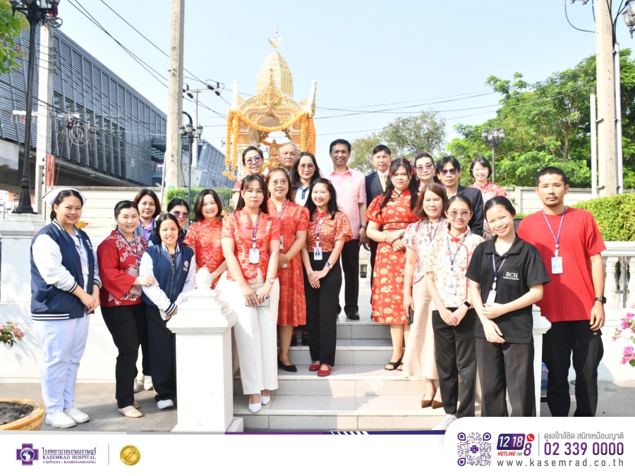 กราบไหว้สักการะพระพรหมและศาลตายาย เพื่อความเป็นสิริมงคลเนื่องในเทศกาลตรุษจีน