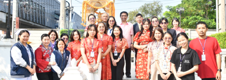 กราบไหว้สักการะพระพรหมและศาลตายาย เพื่อความเป็นสิริมงคลเนื่องในเทศกาลตรุษจีน